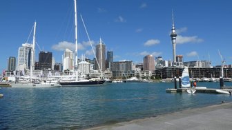 Der Viadukt-Hafen in Auckland zeigt elegante Yachten vor einer beeindruckenden Skyline an einem sonnigen Tag.