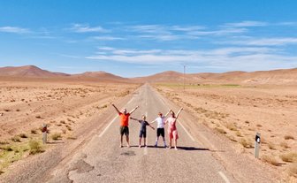  Familie macht ein Erinnerungsfoto auf einer Landstraße nahe dem Iriki-See – Familienurlaub in Marokko