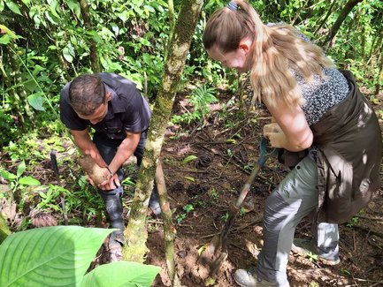 Paar beim Baumpflanzen in La Tigra – Costa Rica mit Kindern