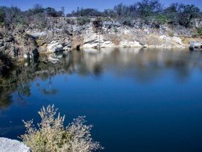 Der Otjikotosee glitzert ruhig inmitten der Natur - Namibia Familienurlaub