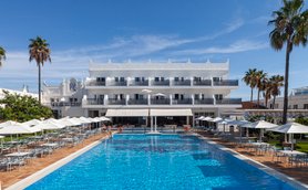 Ein einladender Poolbereich mit blauen Wasser und Sonnenschirmen, umgeben von Palmen und einem modernen Hotel im Hintergrund.