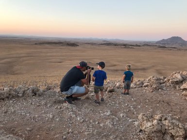 Ein Vater Fotografiert zusammen mit seinen Kindern - Namibia Rundreise mit Kindern