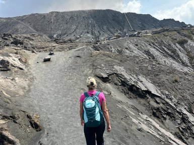 Frau erkundet die Vulkanlandschaft des Bromo Vulkans zu Fuß – Indonesien Reise mit Kindern