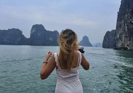 Mädchen genießt die Aussicht auf die Felsen – Vietnam mit Kindern