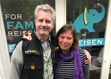 Zwei Reiseleiter posieren lächelnd für ein Foto – Mexiko Familienreise