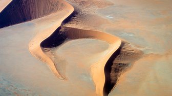 Die Vogelperspektive auf Sanddünen - Namibia Rundreise mit Kindern