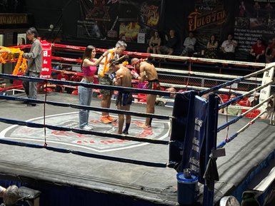 Blick auf Boxer im Boxring im Chiang Mai Boxing Stadium - Thailand mit Kindern