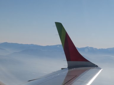 Ausblick auf Marokkos Berge während der Anreise mit dem Flugzeug – Marokko Familienreise
