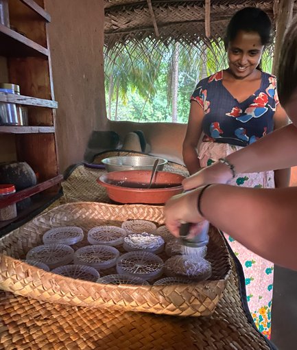 Bauernfamilie stellt gemeinsam frische String Hoppers in traditioneller Weise her – Sri Lanka Familienreise