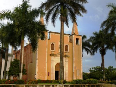 Stadtpark mit Palmen und Kirche im Parque de Santa Ana – Mexiko Familienreise