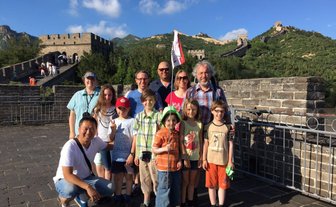 Eine Reisegruppe hält den Moment mit Fotos auf der historischen Großen Mauer fest – China Familienreise