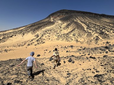 Kind und Guide bei der Erkundung der schwarzen Wüste - Ägypten Reise mit Kindern