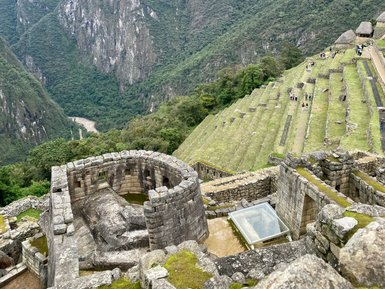 Die beeindruckenden Ruinen von Machu Picchu liegen hoch in den Anden, umgeben von majestätischen Bergen und dichten Wäldern.