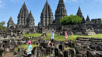 Kinder entdecken die historischen Strukturen des Prambanan-Tempels – Bali mit Kindern