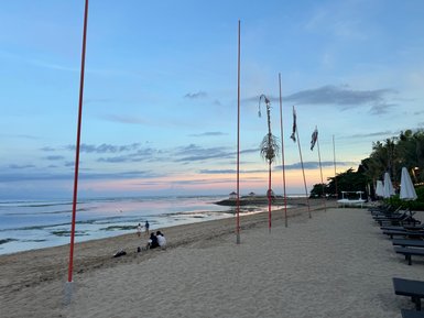 Malerischer Sonnenuntergang am Strand von Sanur – Bali Reise mit Kindern