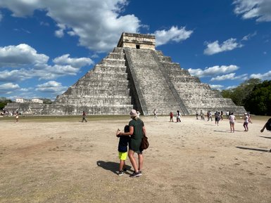 Mutter und Kind bestaunen gemeinsam die Pyramide von Chichén Itzá – Mexiko Reise mit Kindern