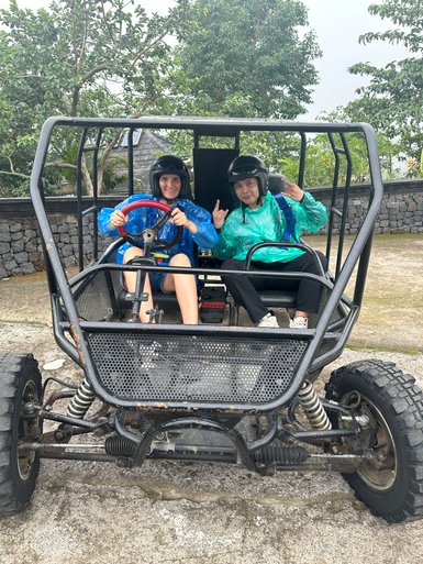 Teilnehmer genießen eine aufregende Quad-Buggy Tour – Bali mit Kindern