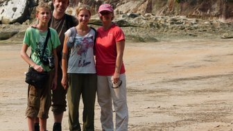 Eine Familie erkundet einen vom Schlamm bedeckten Strandabschnitt – Malaysia & Borneo Reise mit Kindern