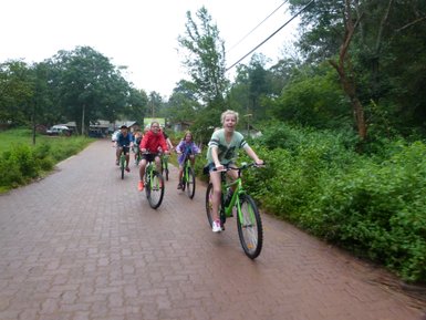 Kinder bei einer Fahrradtour durch die grüne Landschaft in Sri Lanka – Sri Lanka Reise mit Kindern