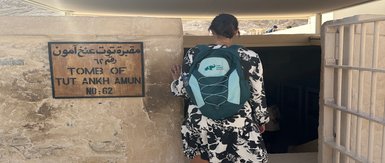 Der Eingang zum berühmten Grab von Tutanchamun im Tal der Könige – Ägypten Reise mit Kindern