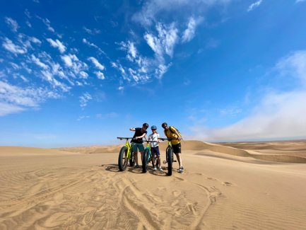 Drei Mountainbikefahrer posieren für ein Foto - Namibia Urlaub mit Kindern