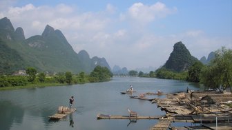 Bambusflöße warten am Ufer des Li-Flusses bei Yangshuo auf ihre Abfahrt – China mit Kindern