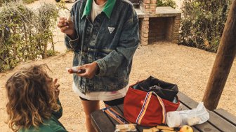 Mutter und Kind beim Picknick im Addo Nationalpark - Südafrika mit Kindern