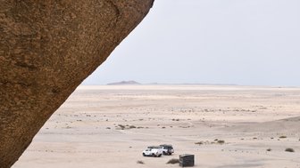 Zwei Jeeps mit Dachzelt stehen nebeneinander in einer Steppenlandschaft - Namibia Familienreise