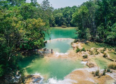 Kinder baden an einem Wasserfall mitten im tropischen Regenwald von Lacanjá – Mexiko Reise mit Kindern