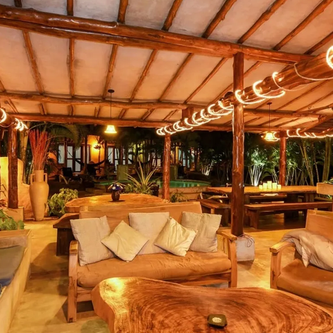 Der einladende Lobbybereich mit Holzdekor und sanfter Beleuchtung schafft eine entspannte Atmosphäre für Gäste.