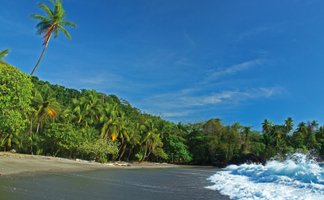 Brandung mit starken Wellen an einem Strand in Costa Rica – Costa Rica Familienreise