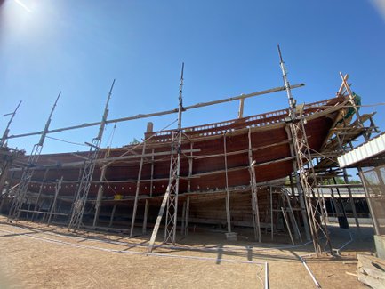 Aufbau eines traditionellen Boots in der Dhow-Werft in Sur im Oman – Oman mit Kindern