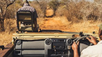 Fahrer sitzt bereit im Safari-Jeep in der Kubu Safari Lodge in Hoedspruit – Südafrika mit Kindern