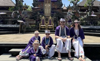 Familie in traditioneller balinesischer Kleidung besucht den Saraswati-Tempel – Bali mit Kindern