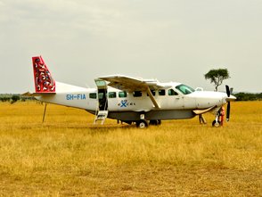 Safariflugzeug steht geparkt am Ikoma Airstrip – Tansania mit Kindern