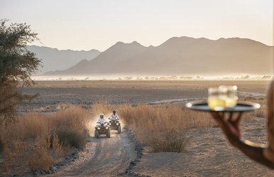 Zwei Quads fahren nebeneinander durch die Wüste - Namibia Rundreise mit Kindern