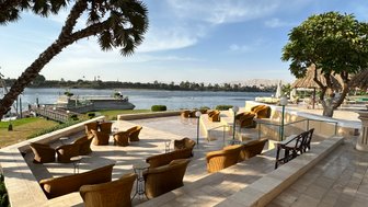 Café im Jolie Ville Resort und Spa Kings Island Luxor mit Meerblick – Ägypten Reise mit Kindern