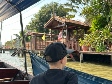 Kind genießt eine Bootstour durch die Wasserwege – Thailand mit Kindern