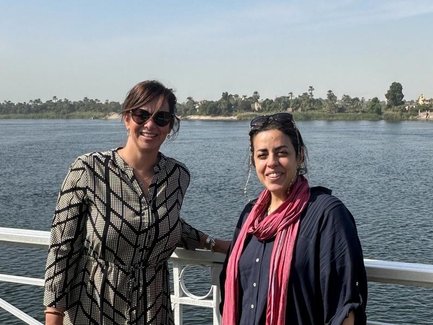 Nadja im Austausch mit der lokalen Partneragentur vor Ort – Ägypten Reise mit Kindern