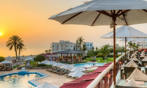 Sonnenuntergang mit Blick auf das Crowne Plaza Muscat Hotel – Oman mit Kindern