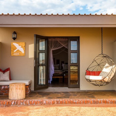 Kalahari Anib Lodge Terrasse vom Zimmer - Namibia Reise mit Kindern