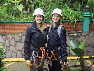 Teenagerinnen stehen gespannt und voller Vorfreude beim Ziplining im Selvatura Park – Costa Rica Reise mit Kindern