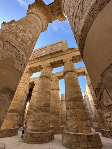 Imposante Steinsäulen ragen in die Höhe im Karnak-Tempel – Ägypten Reise mit Kindern