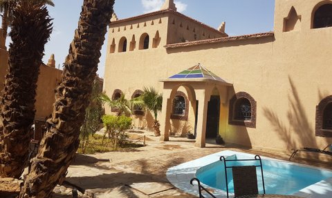 Sonnendurchfluteter Poolbereich im La Rose du Sable in Agdz – Marokko Reise mit Kindern