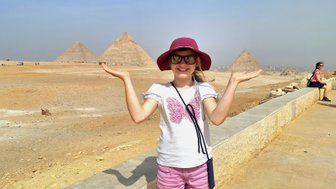 Mädchen blickt auf die Pyramiden von Gizeh in Kairo – Ägypten Reise mit Kindern