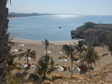 Sandstrand am Crowne Plaza Hotel Muscat – Oman mit Kindern