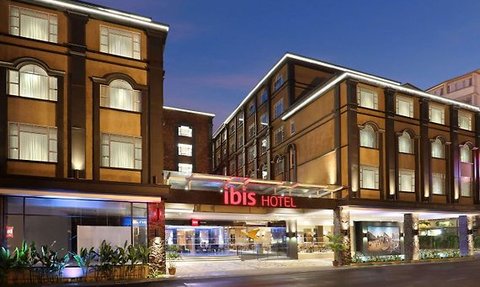 Eingangsbereich des ibis Hotel Melaka mit moderner Fassade – Malaysia & Borneo mit Kindern