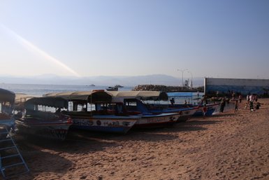 mehrere Boote am Strand - Jordanien Reise mit Kindern