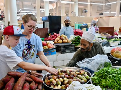 Mutter und Kind kaufen im Souk von Nizwa ein – Oman Reise mit Kindern