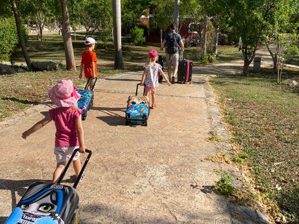Kinder mit Koffer auf der Hacienda Santo Domingo - Mexiko Reise mit Kindern
